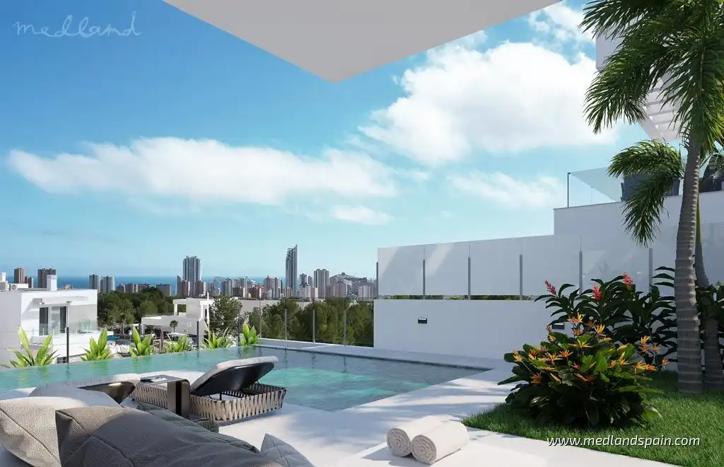 Detached house with pool for sale in Golf Bahía