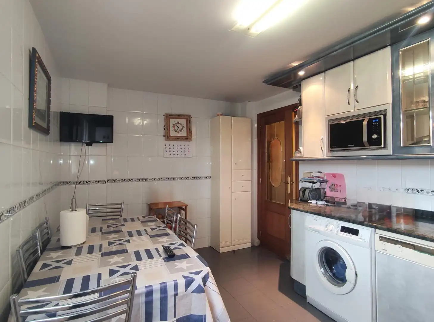Cuina de Casa adosada en venda en Alfoz de Quintanadueñas amb Calefacció, Parquet i Terrassa