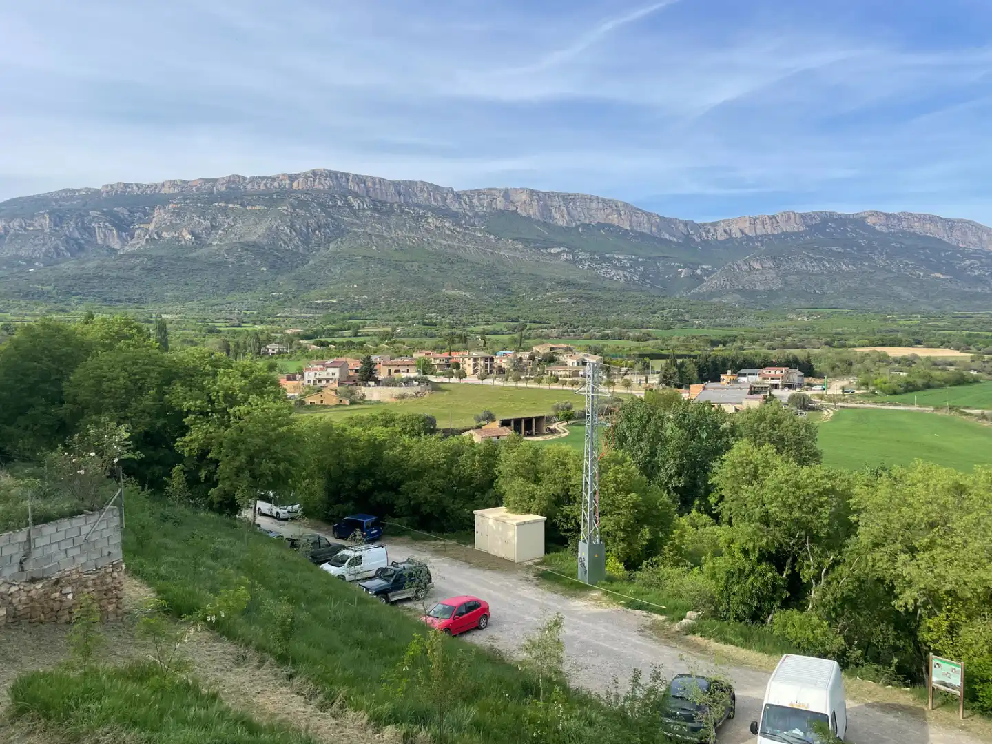 Parkplatz von Einfamilien-Reihenhaus zum Verkauf in Àger mit Heizung, Parkett und Abstellraum