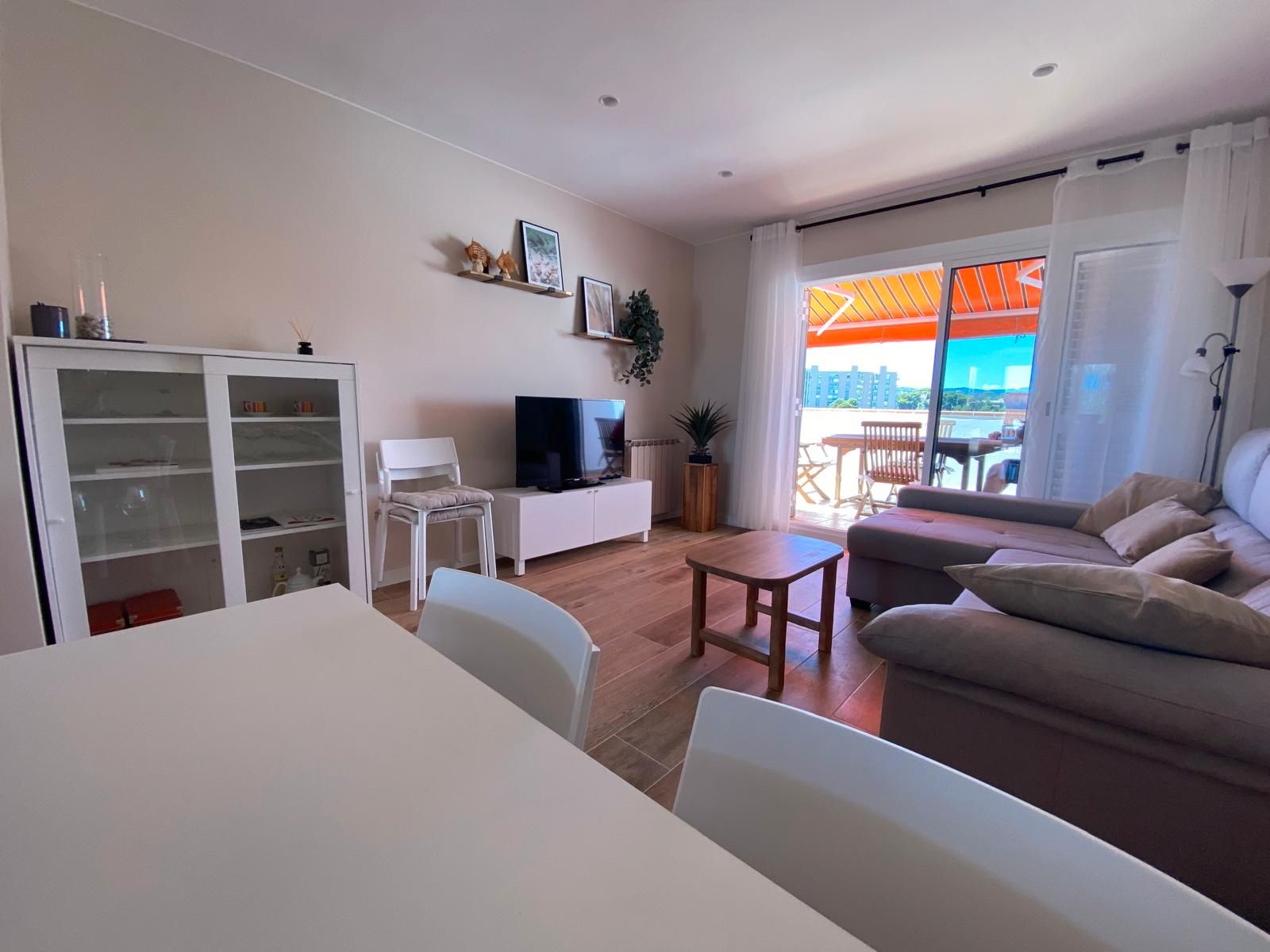 Sala d'estar de Àtic de lloguer en Palamós amb Calefacció, Terrassa i Moblat