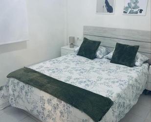 Dormitori de Apartament de lloguer en Benalmádena amb Aire condicionat, Terrassa i Piscina comunitària