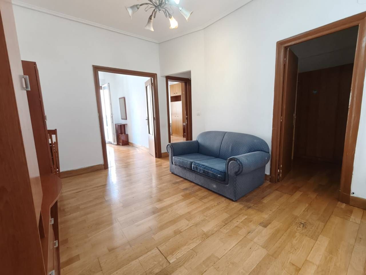 Sala d'estar de Pis en venda en Bilbao  amb Calefacció, Parquet i Balcó