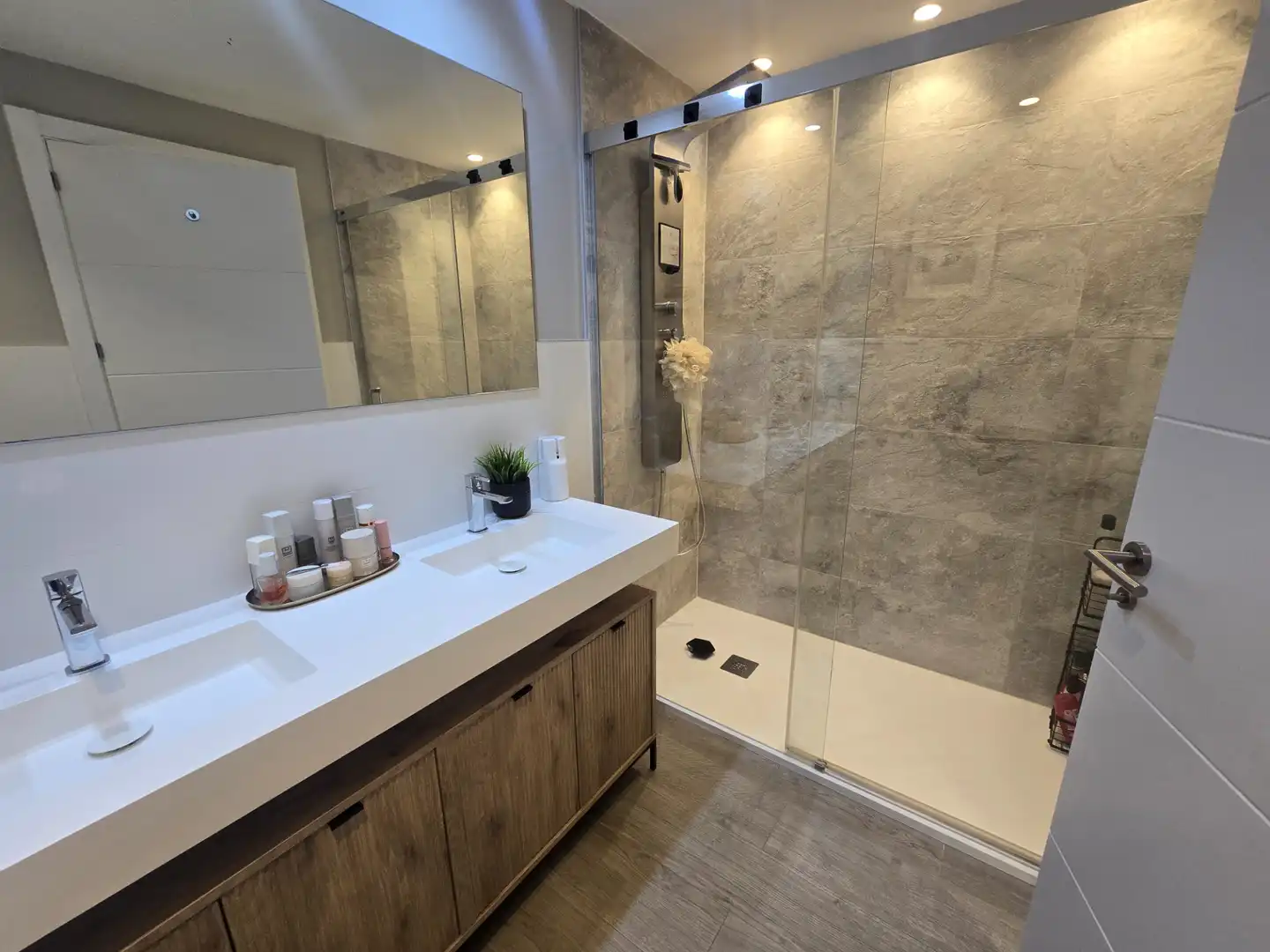 Bathroom of Flat for sale in Mijas  with Air Conditioner, Heating and Terrace