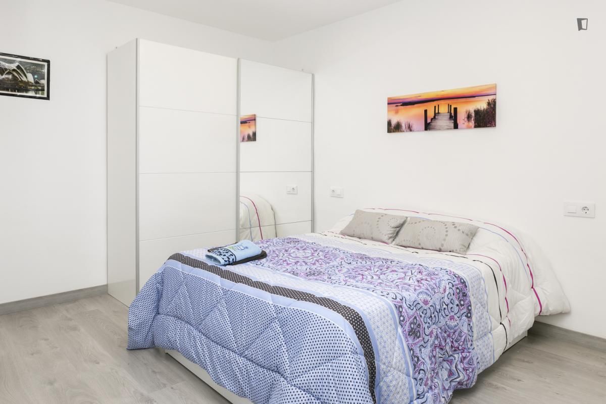 Dormitori de Apartament de lloguer en L'Hospitalet de Llobregat amb Aire condicionat, Moblat i Forn