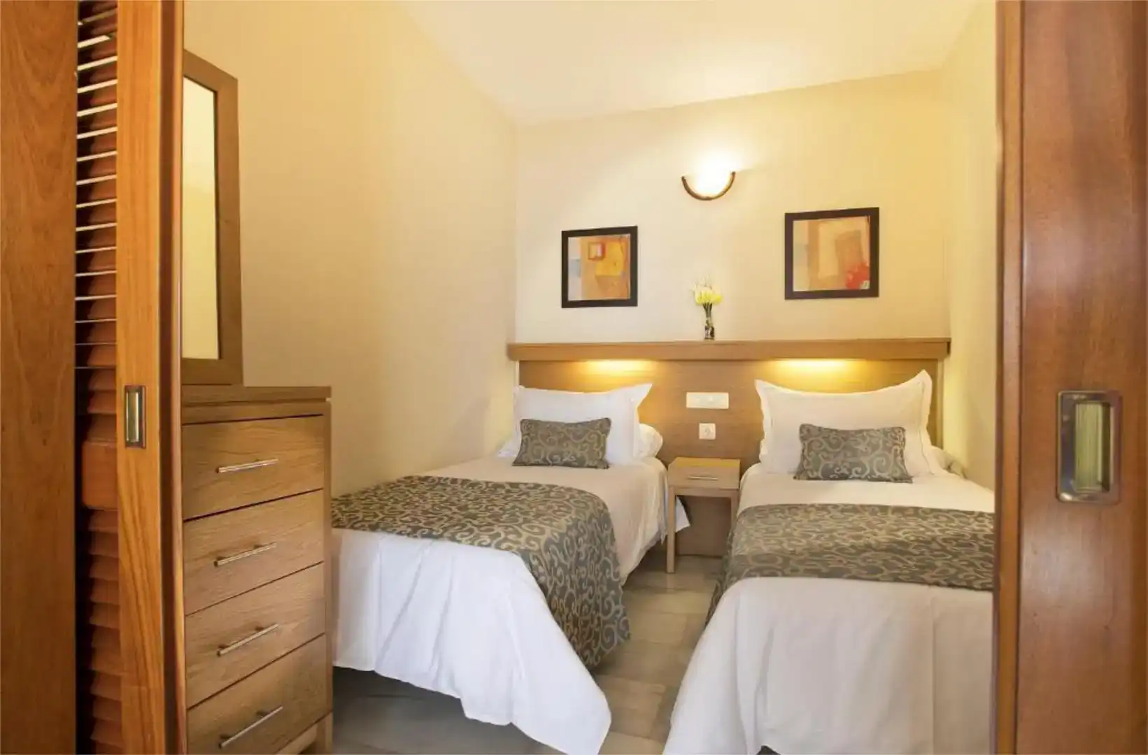 Habitación de Apartamento de alquiler en Benalmádena con Aire acondicionado, Jardín privado y Parquet