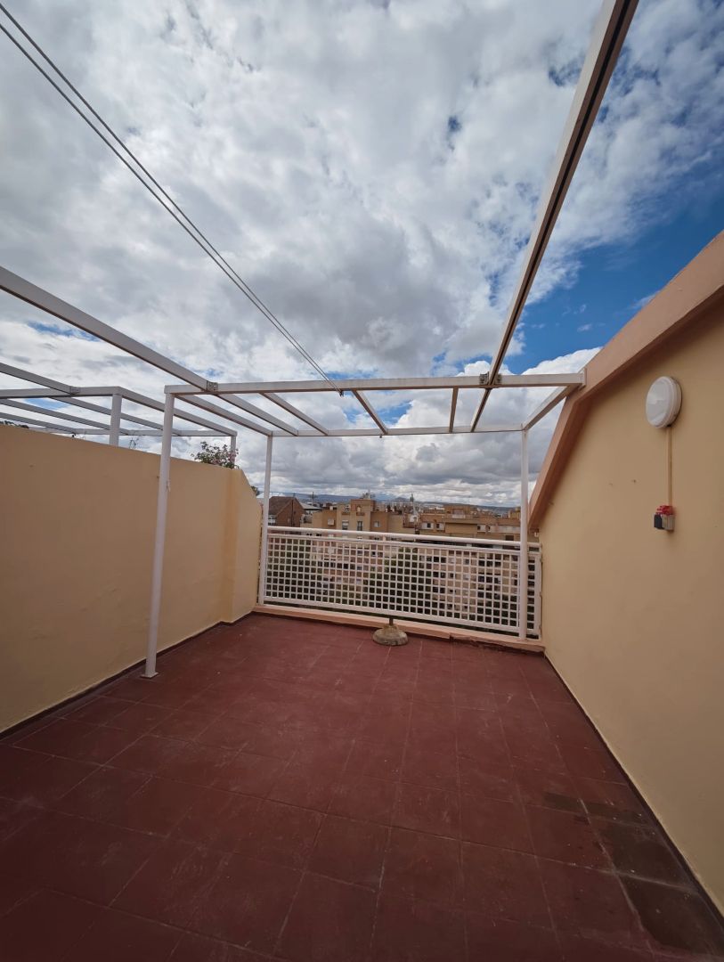 Terraza de Dúplex de alquiler en  Granada Capital con Calefacción, Terraza y Se aceptan mascotas