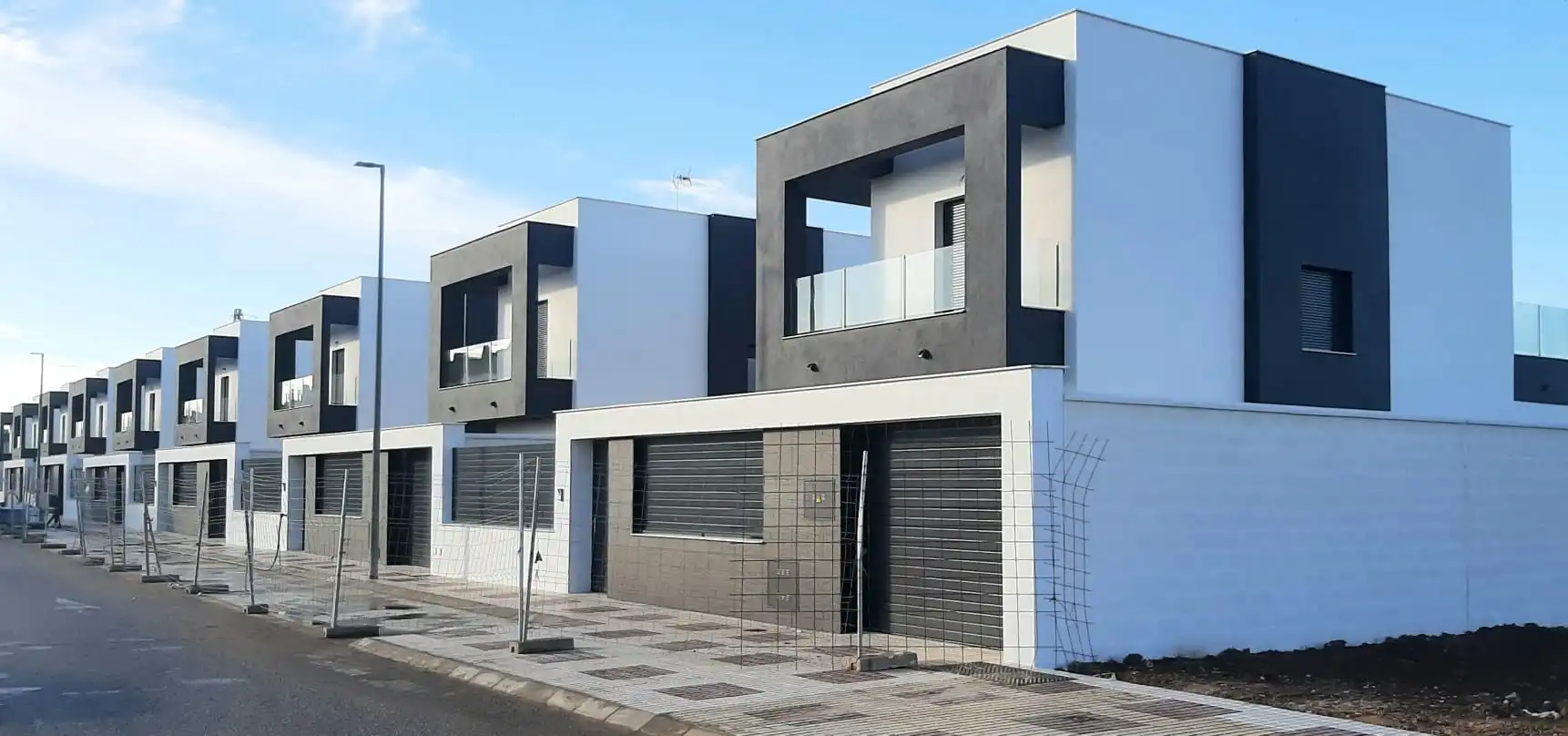 Vista exterior de Casa o xalet en venda en Camas amb Jardí privat, Terrassa i Piscina