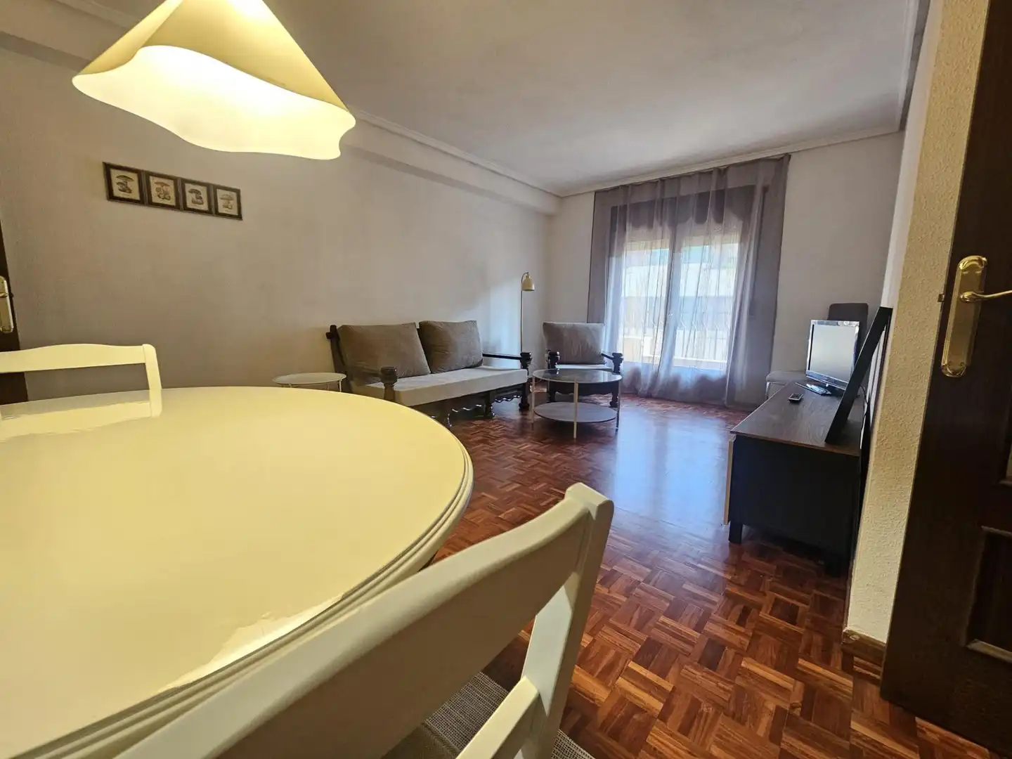 Sala d'estar de Apartament de lloguer en Salamanca amb Calefacció, Parquet i Moblat