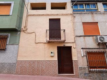 Casa amb balcó en venda a C. Gral. Noriega