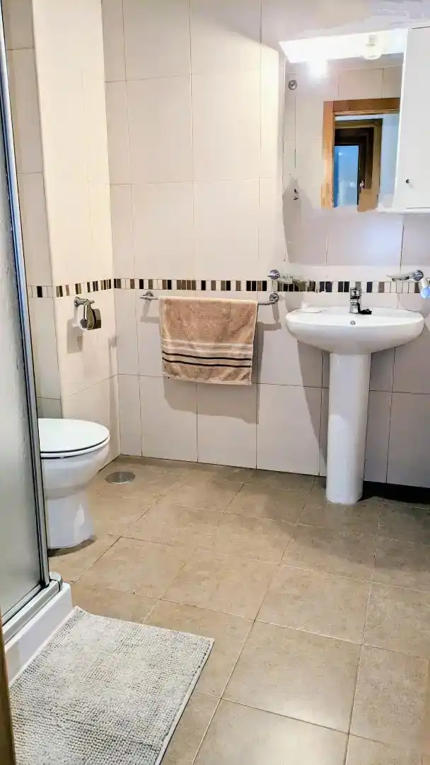 Badezimmer von Wohnung zur Miete in Boiro mit Parkett, Möbliert und Ofen