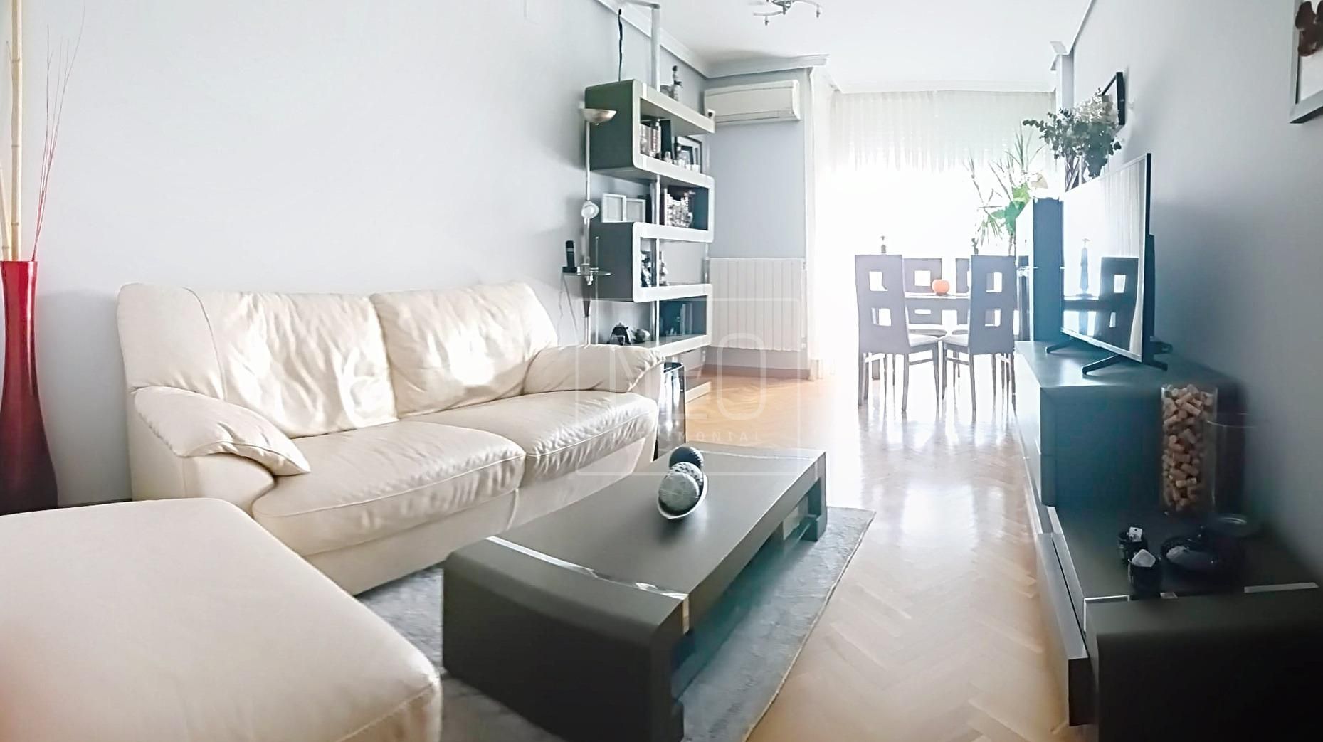 Sala de estar de Piso en venta en  Madrid Capital con Aire acondicionado, Calefacción y Jardín privado
