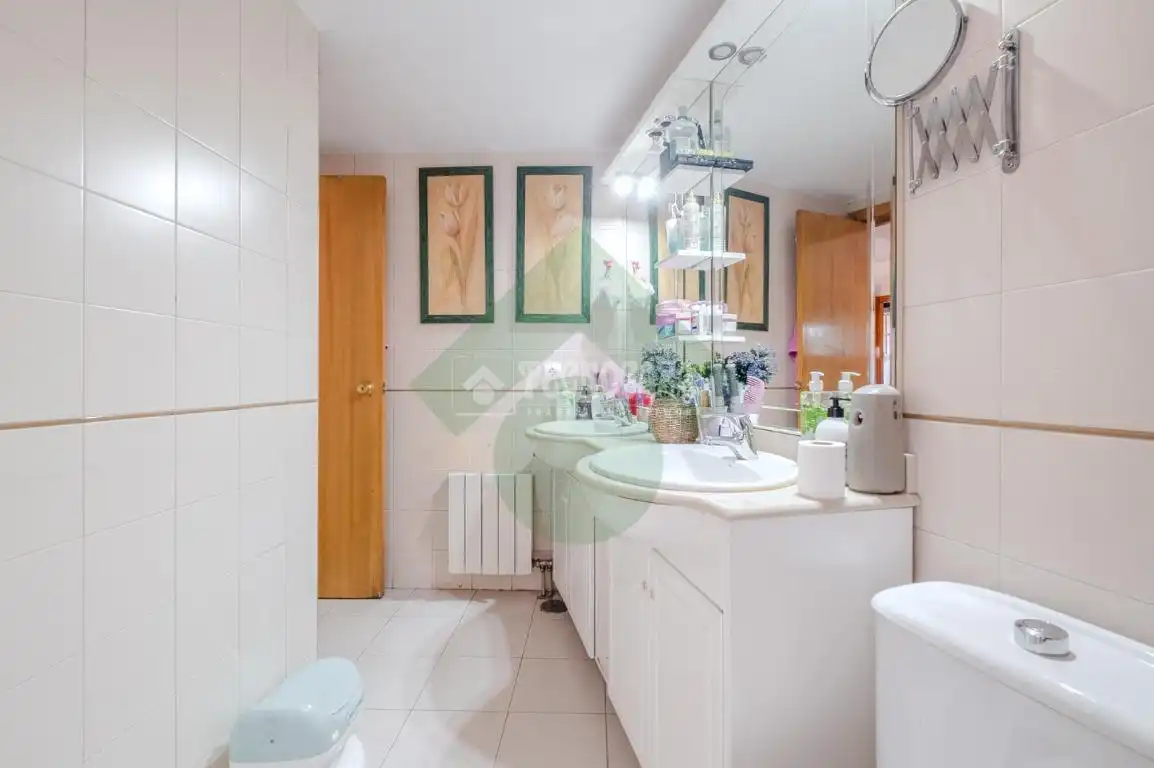 Bathroom of Flat for sale in Madrid  with Air Conditioner and Balcony
