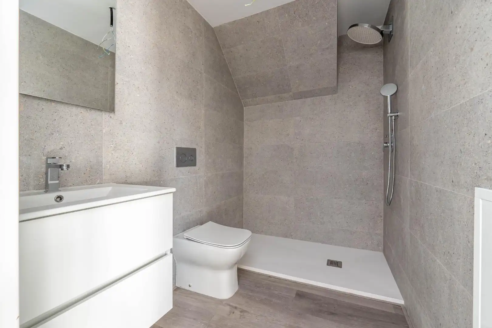Baño de Dúplex de alquiler en Granada con Aire acondicionado, Calefacción y Terraza