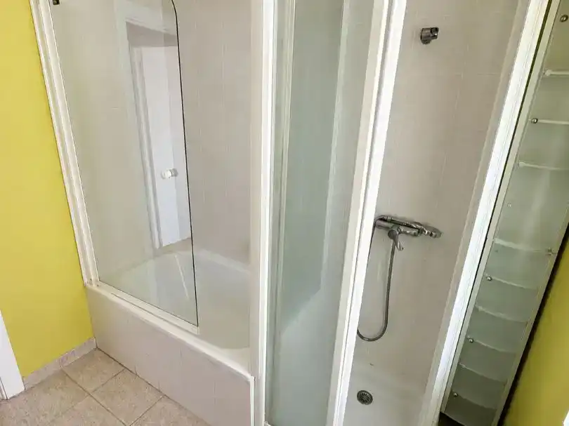 Bany de Pis en venda en Oviedo  amb Terrassa i Balcó