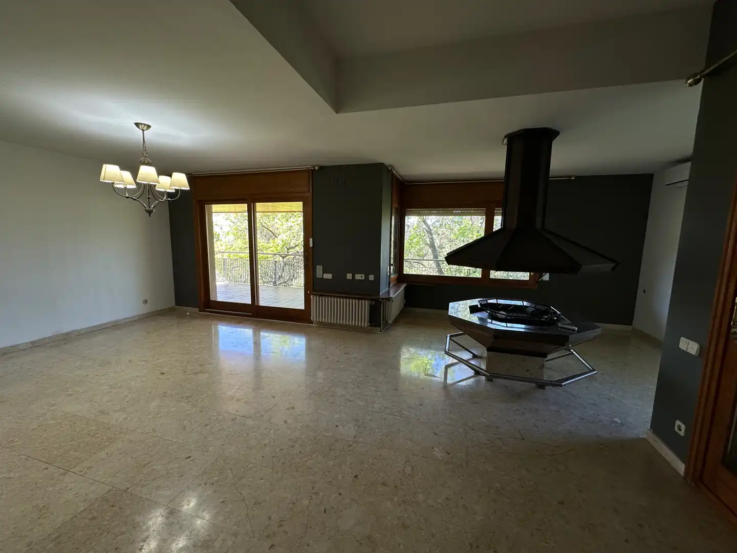 Sala d'estar de Casa o xalet en venda en Matadepera amb Jardí privat, Terrassa i Moblat