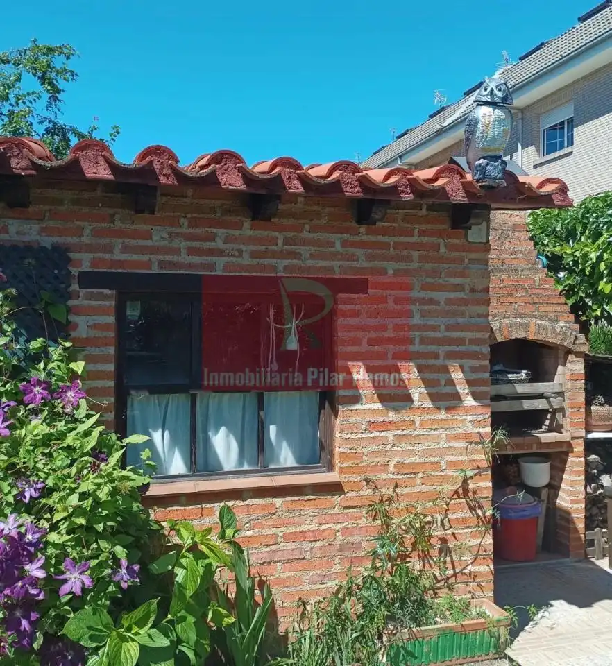 Vista exterior de Casa o xalet en venda en San Andrés del Rabanedo amb Calefacció, Jardí privat i Terrassa