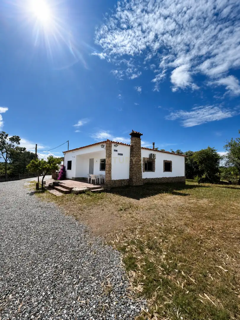 Exterior view of Houses for sale in Arroyo de la Luz  with Air Conditioner, Private garden and Swimming Pool