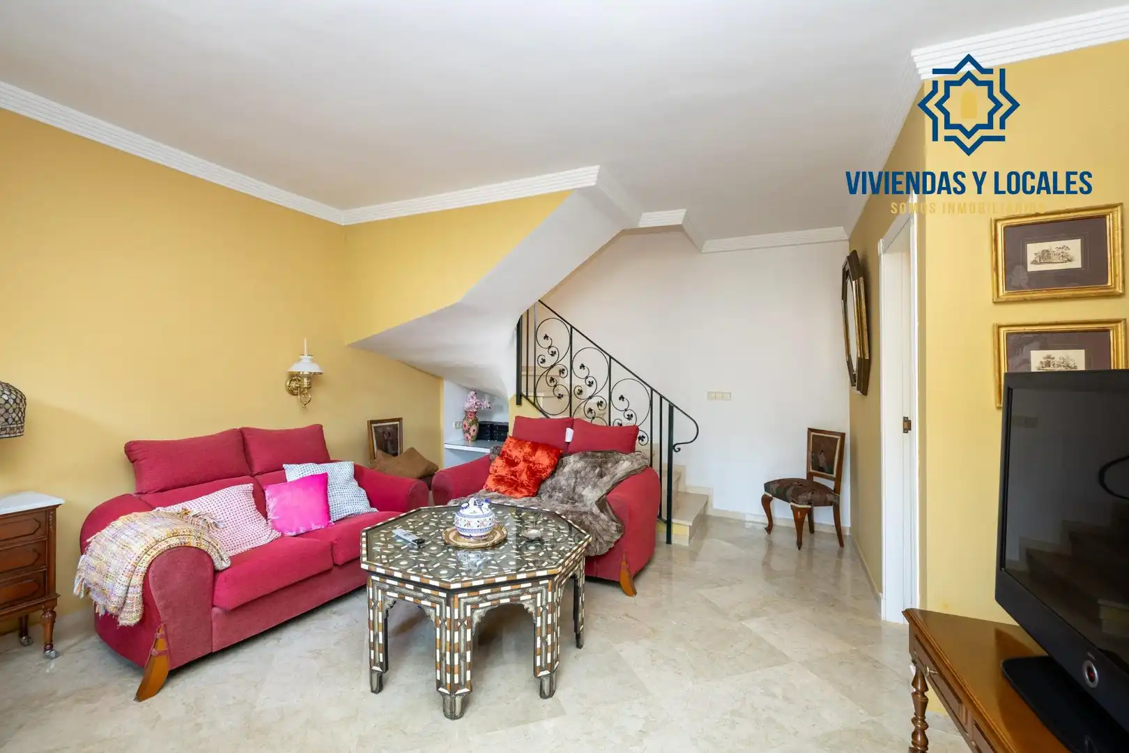 Sala de estar de Casa adosada en venta en Granada con Aire acondicionado, Calefacción y Jardín privado