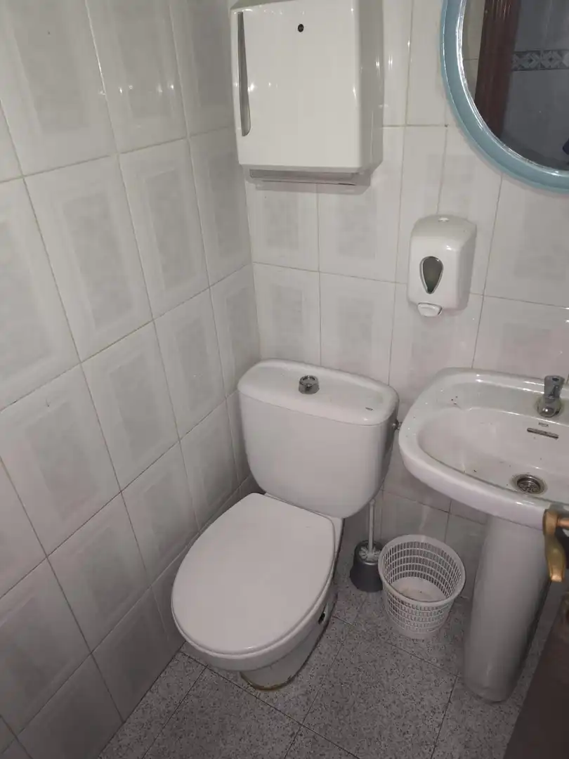 Baño de Local en venta en Sevilla con Aire acondicionado