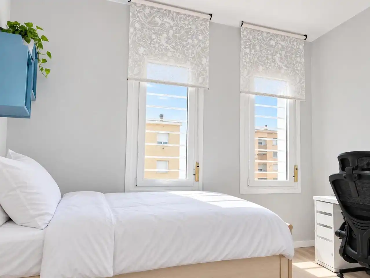 Dormitori de Casa adosada en venda en Bormujos amb Aire condicionat, Jardí privat i Terrassa