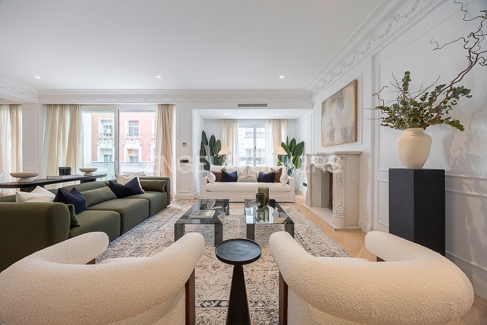 Sala d'estar de Apartament en venda en  Madrid Capital amb Aire condicionat, Calefacció i Terrassa