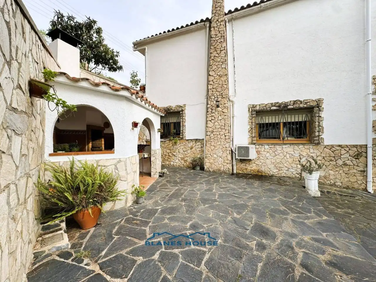 Vista exterior de Casa o xalet en venda en Tordera amb Aire condicionat, Jardí privat i Terrassa