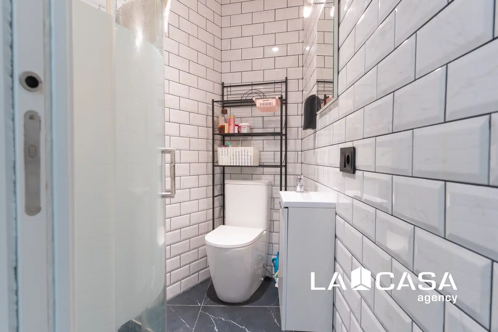 Bathroom of Houses for sale in Dos Hermanas  with Air Conditioner, Terrace and Storage room