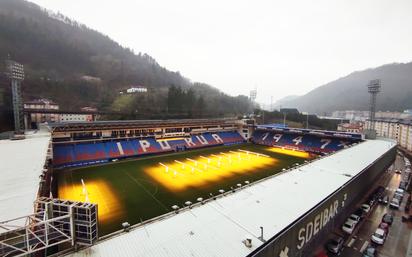 Vista exterior de Pis en venda en Eibar amb Calefacció, Parquet i Traster