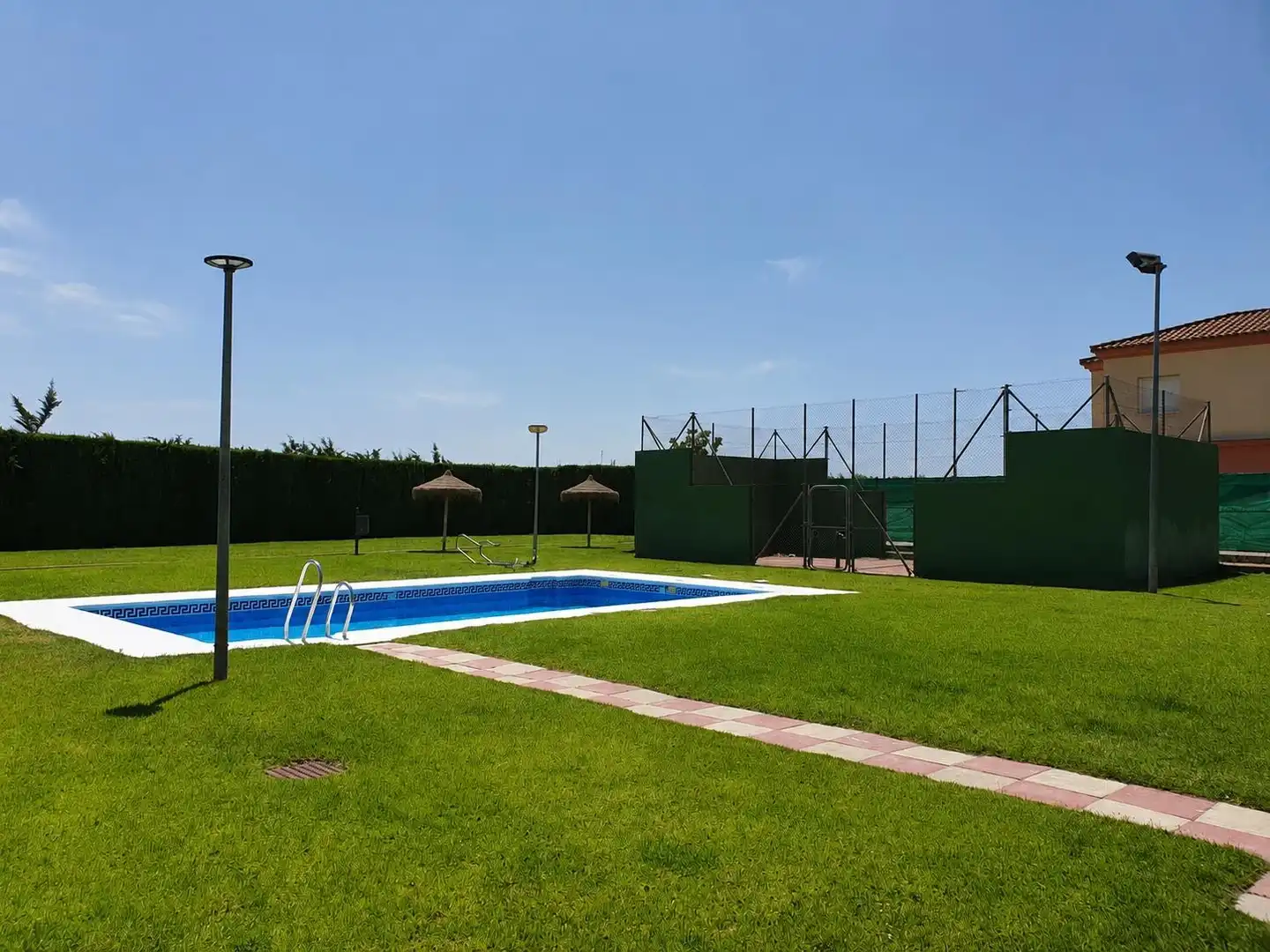 Piscina de Ático en venta en Chipiona con Aire acondicionado, Calefacción y Jardín privado