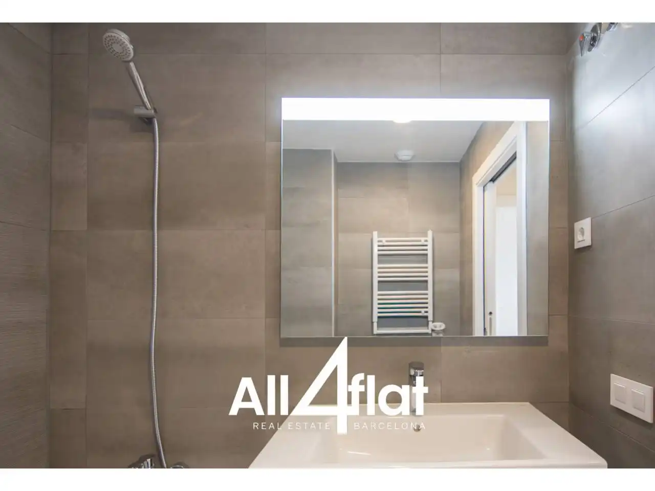 Badezimmer von Wohnung zur Miete in Barcelona mit Klimaanlage, Heizung und Parkett