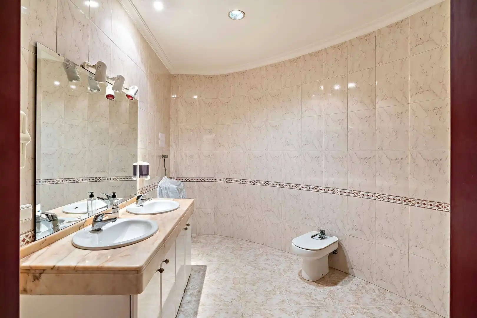Badezimmer von Erdgeschoss zum Verkauf in Roquetas de Mar mit Terrasse