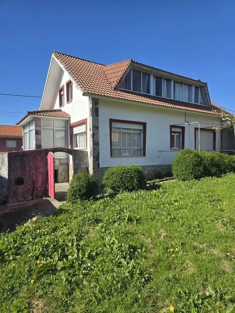 Vista exterior de Casa o xalet en venda en Valdoviño amb Calefacció, Jardí privat i Terrassa