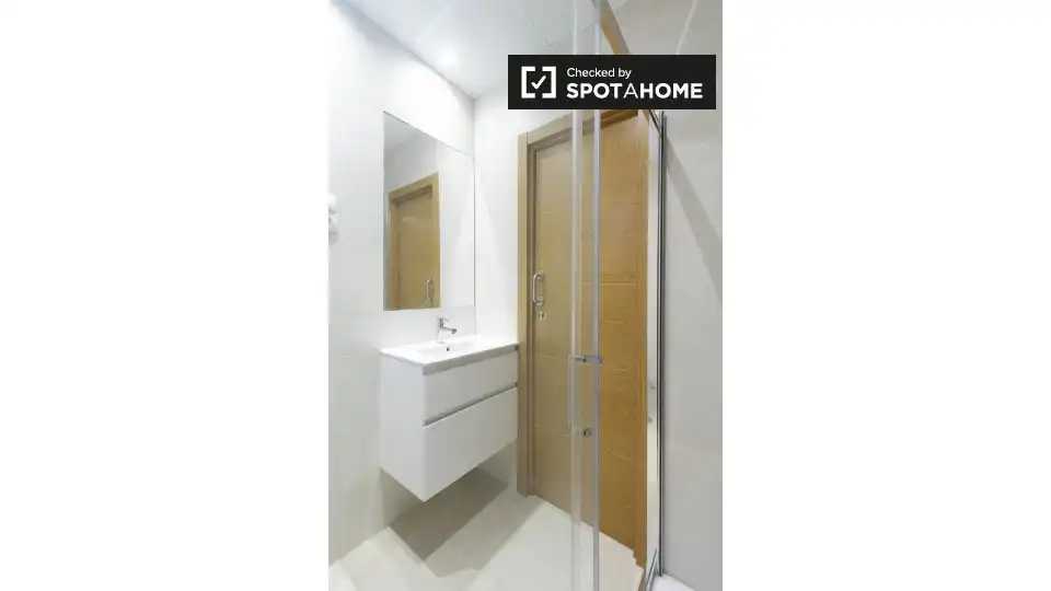 Bathroom of Flat for rent in Madrid  with Air Conditioner, Heating and Furnished