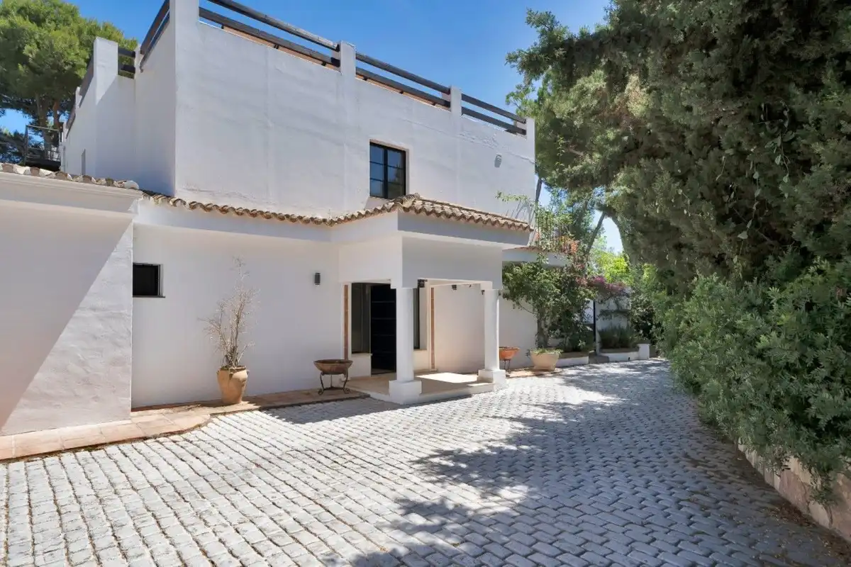Vista exterior de Casa o xalet en venda en Marbella amb Aire condicionat, Calefacció i Jardí privat