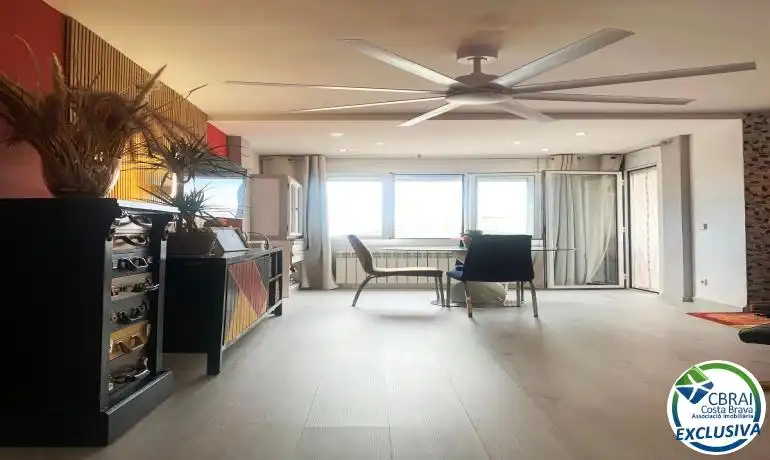 Sala d'estar de Àtic en venda en Roses amb Calefacció, Traster i Moblat