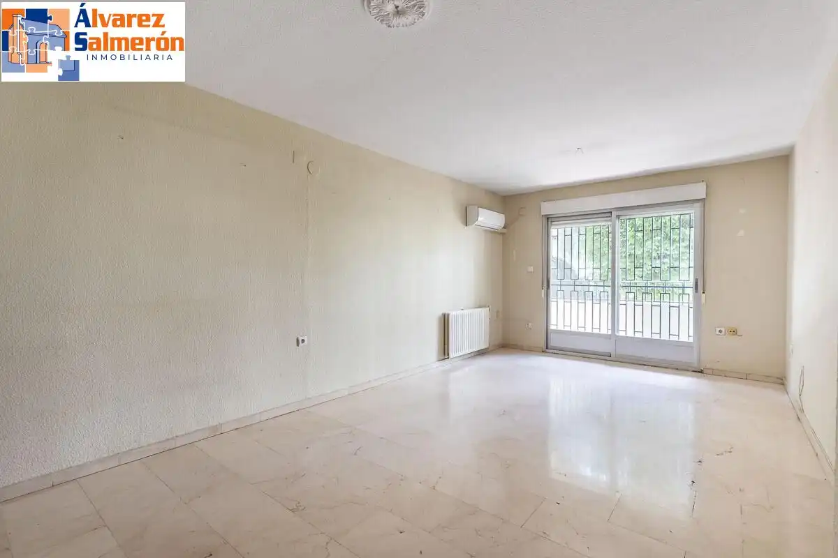 Sala d'estar de Pis en venda en Granada amb Calefacció