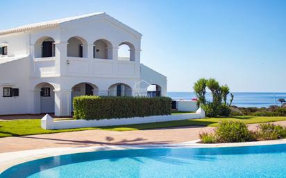 Vista exterior de Apartament en venda en Alaior amb Jardí privat, Terrassa i Piscina