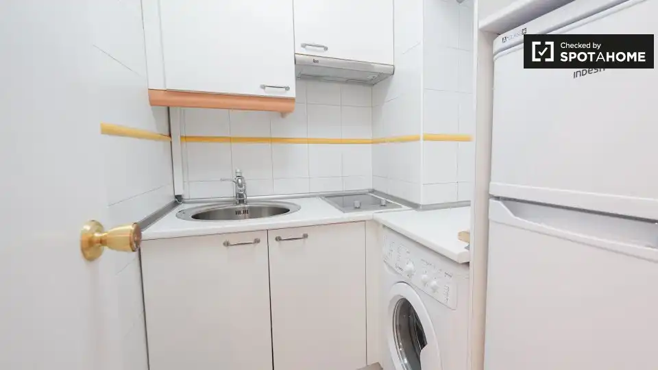 Cuina de Pis de lloguer en Madrid amb Aire condicionat, Calefacció i Moblat