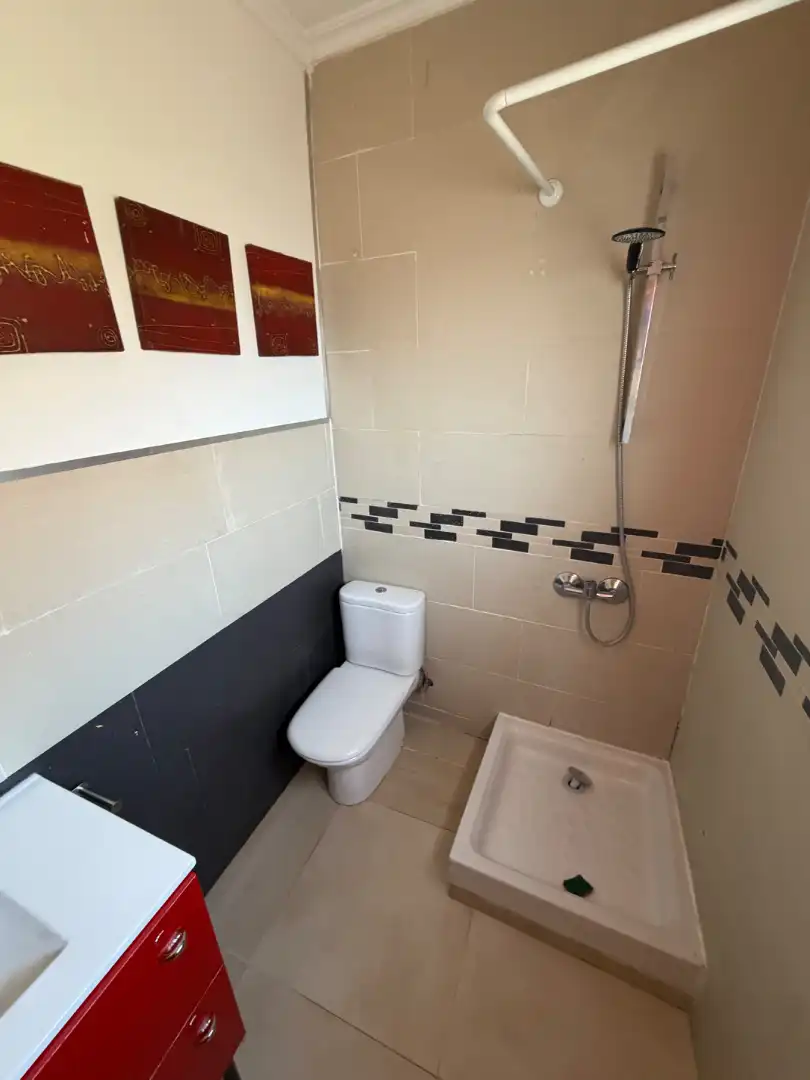 Badezimmer von Einfamilien-Reihenhaus zum Verkauf in Sant Pere de Ribes mit Heizung, Privatgarten und Parkett