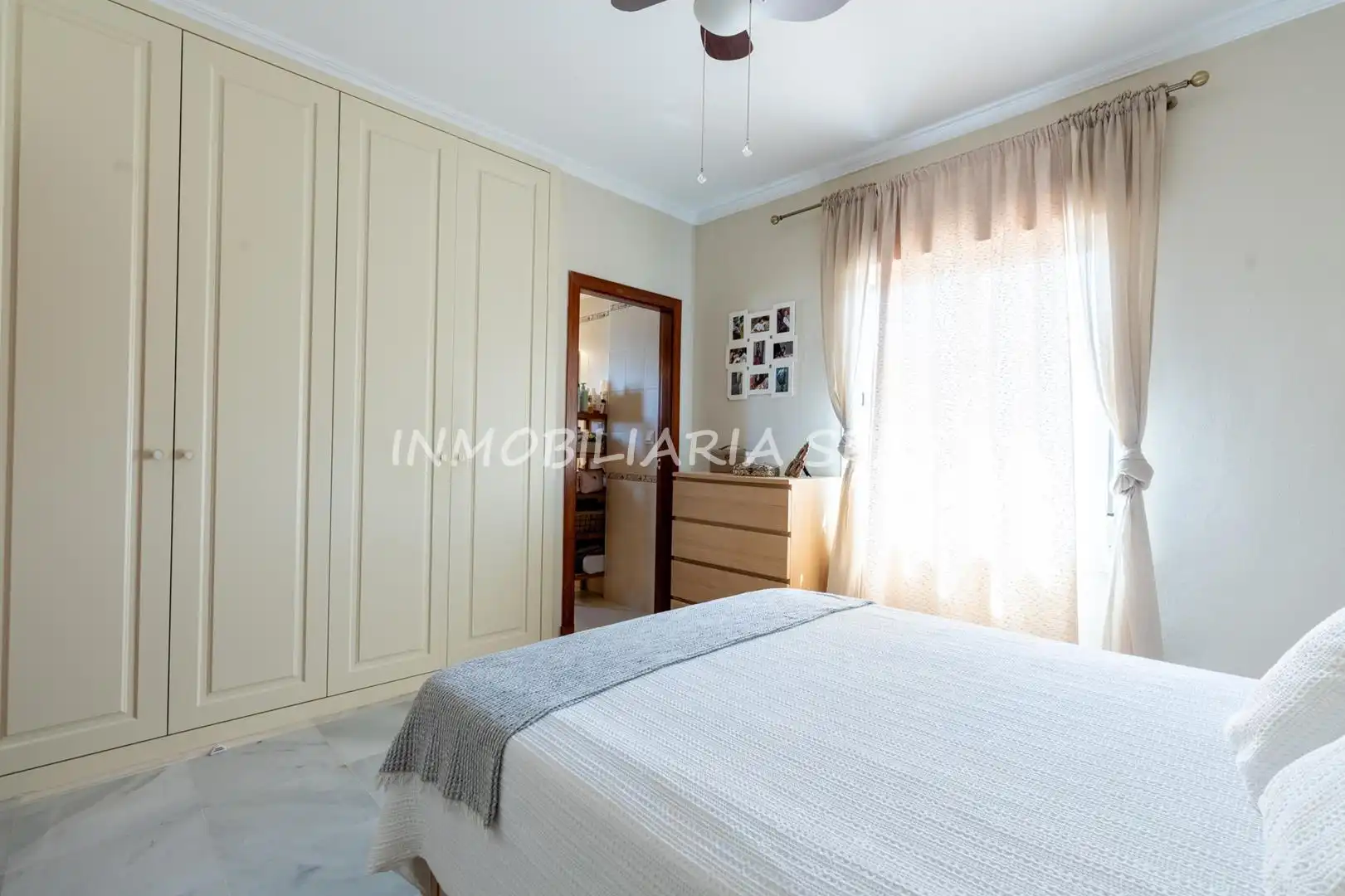 Dormitori de Casa adosada en venda en Espartinas amb Aire condicionat, Jardí privat i Forn