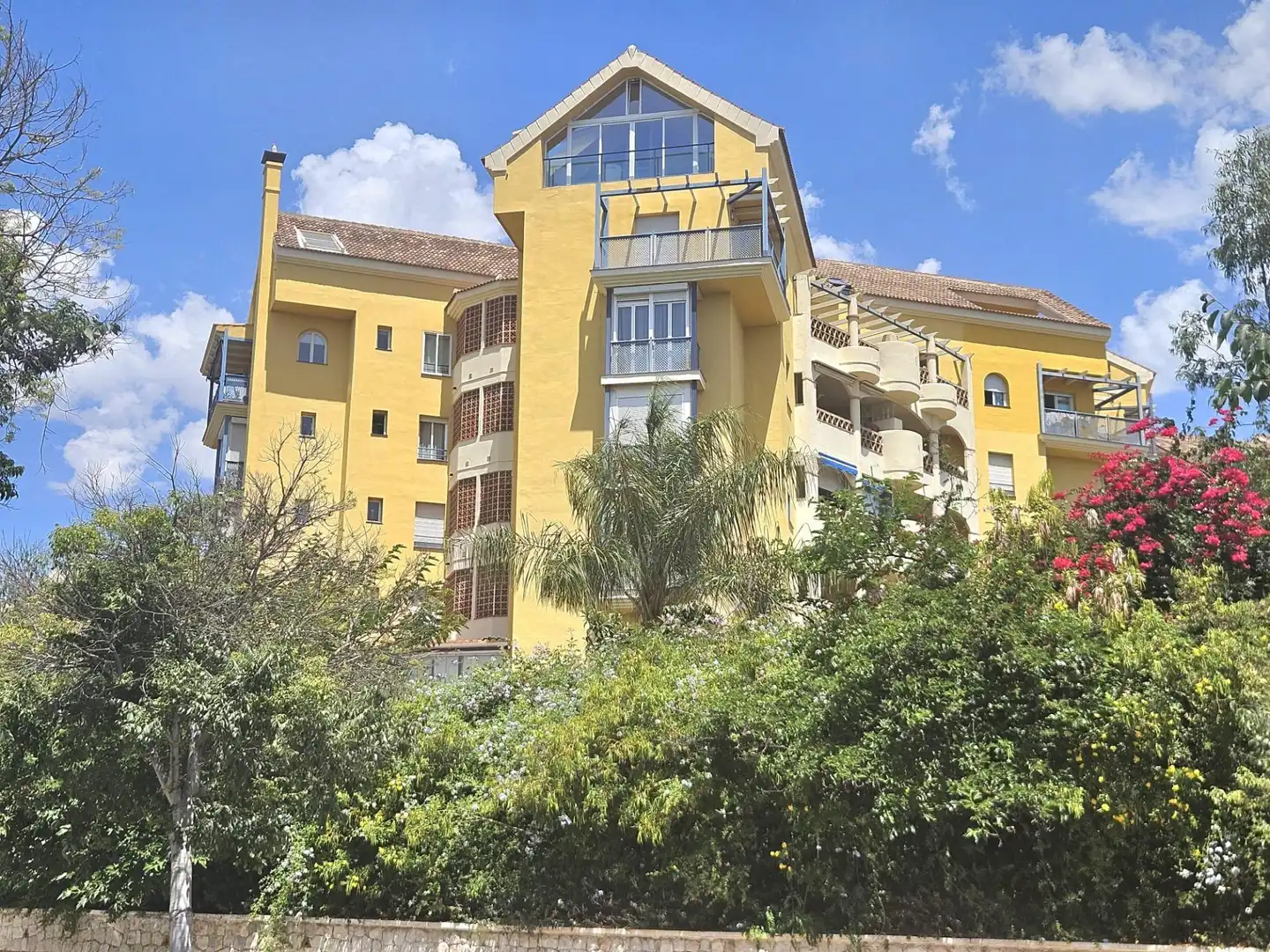 Vista exterior de Àtic en venda en Benalmádena amb Aire condicionat, Jardí privat i Terrassa