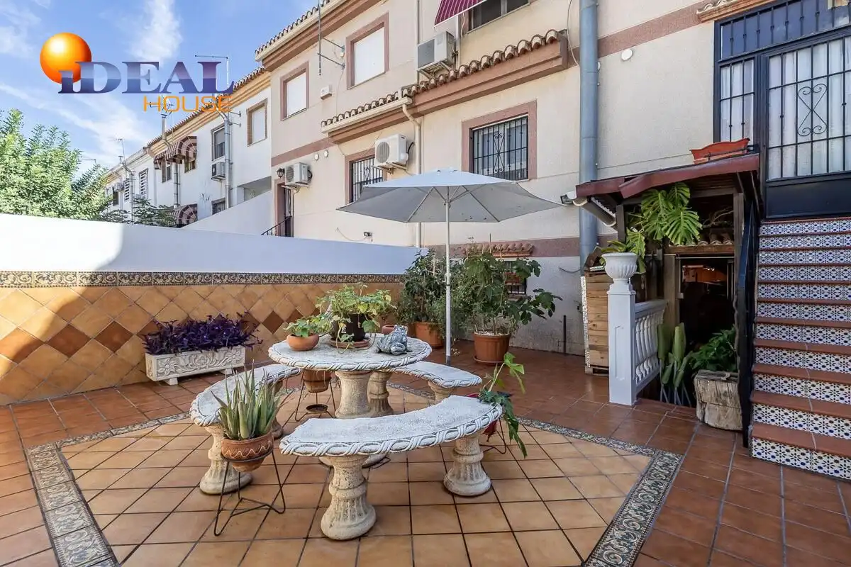 Casa a schiera con terrazza in vendita a Calle de Jerónimo de Rueda 34