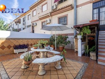 Casa a schiera con balcone in vendita a Calle de Jerónimo de Rueda 34
