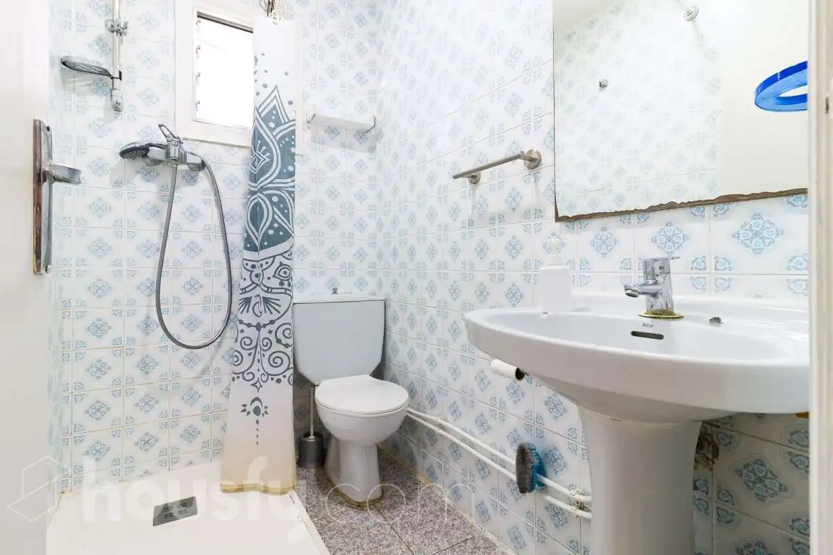 Badezimmer von Erdgeschoss zum Verkauf in Barcelona mit Heizung, Parkett und Terrasse