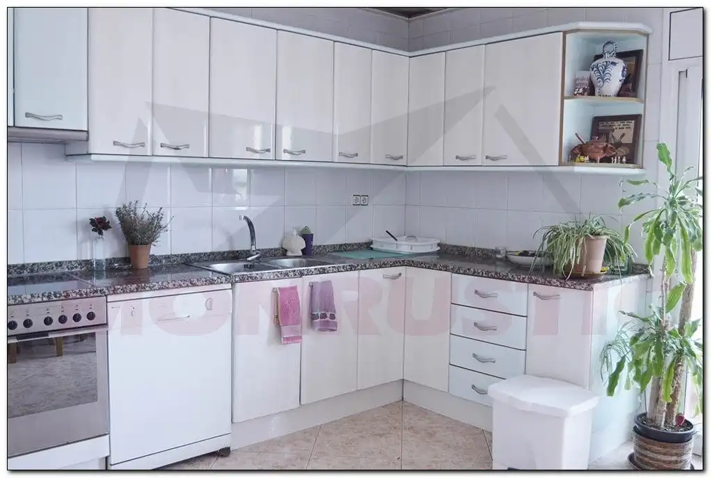 Cuina de Casa o xalet en venda en L'Espluga de Francolí amb Aire condicionat, Terrassa i Traster