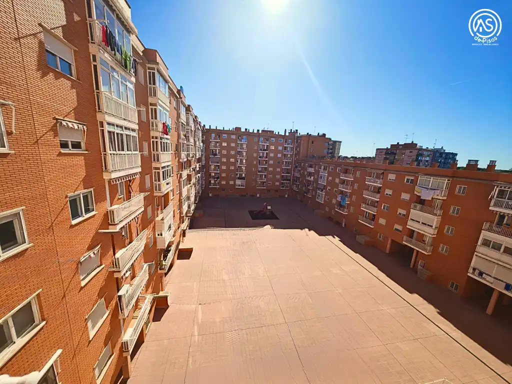 Flat for rent in Calle de la Sierra de Vicor, 21, La Almozara