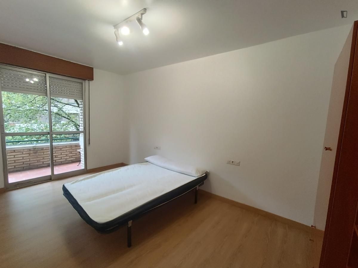 Dormitori de Apartament per a compartir en  Pamplona / Iruña amb Moblat, Forn i Balcó