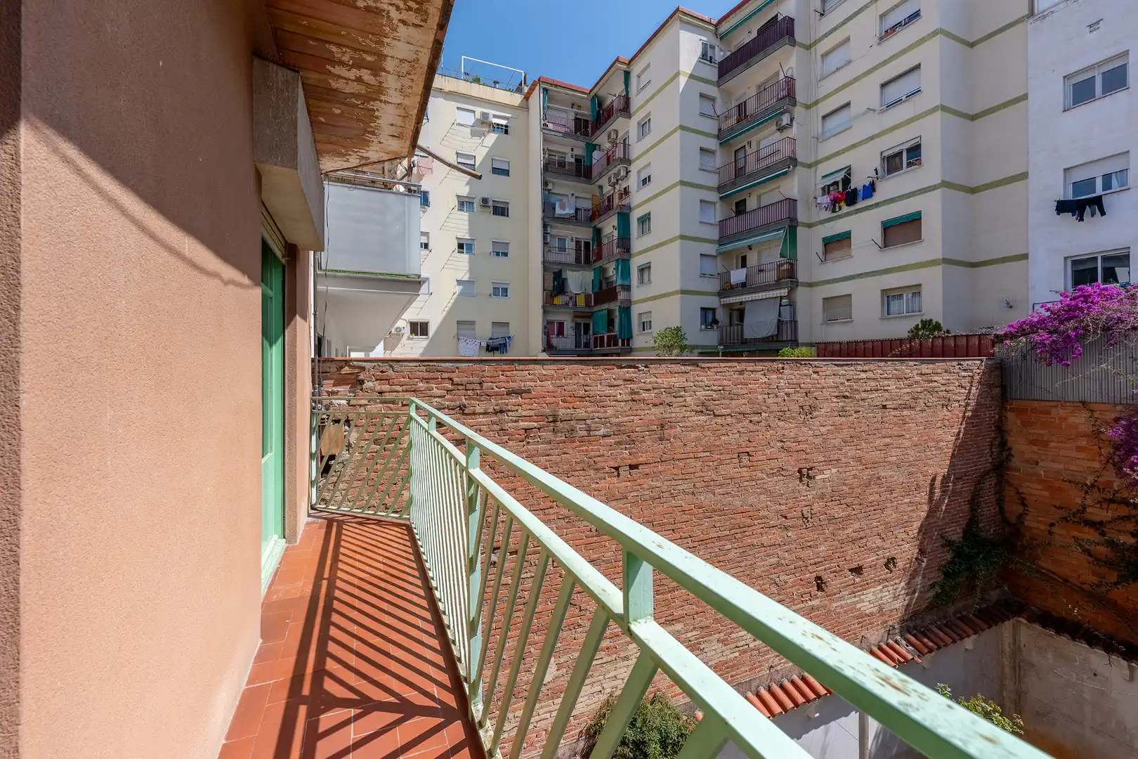 Vista exterior de Casa adosada en venda en Barcelona amb Calefacció, Jardí privat i Terrassa