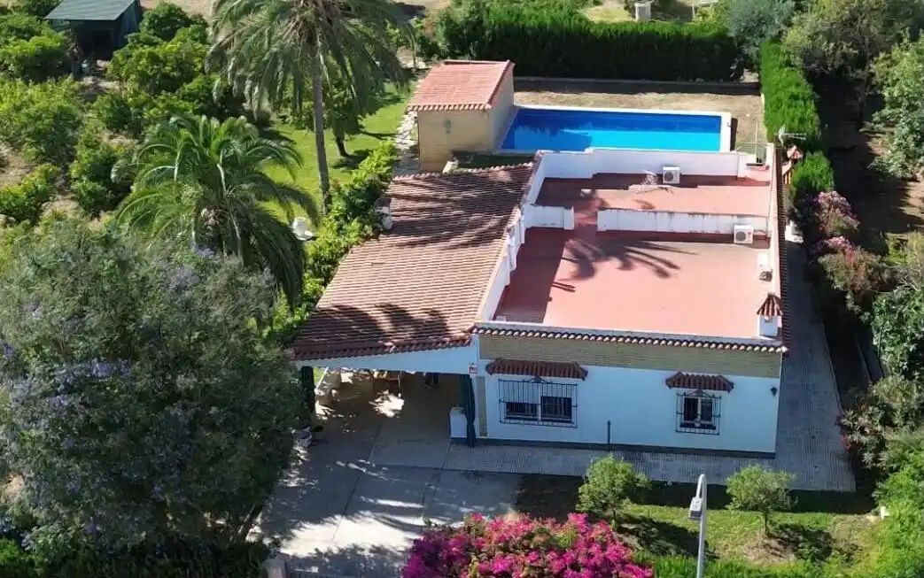 Vista exterior de Casa o xalet en venda en La Rinconada amb Jardí privat, Terrassa i Traster