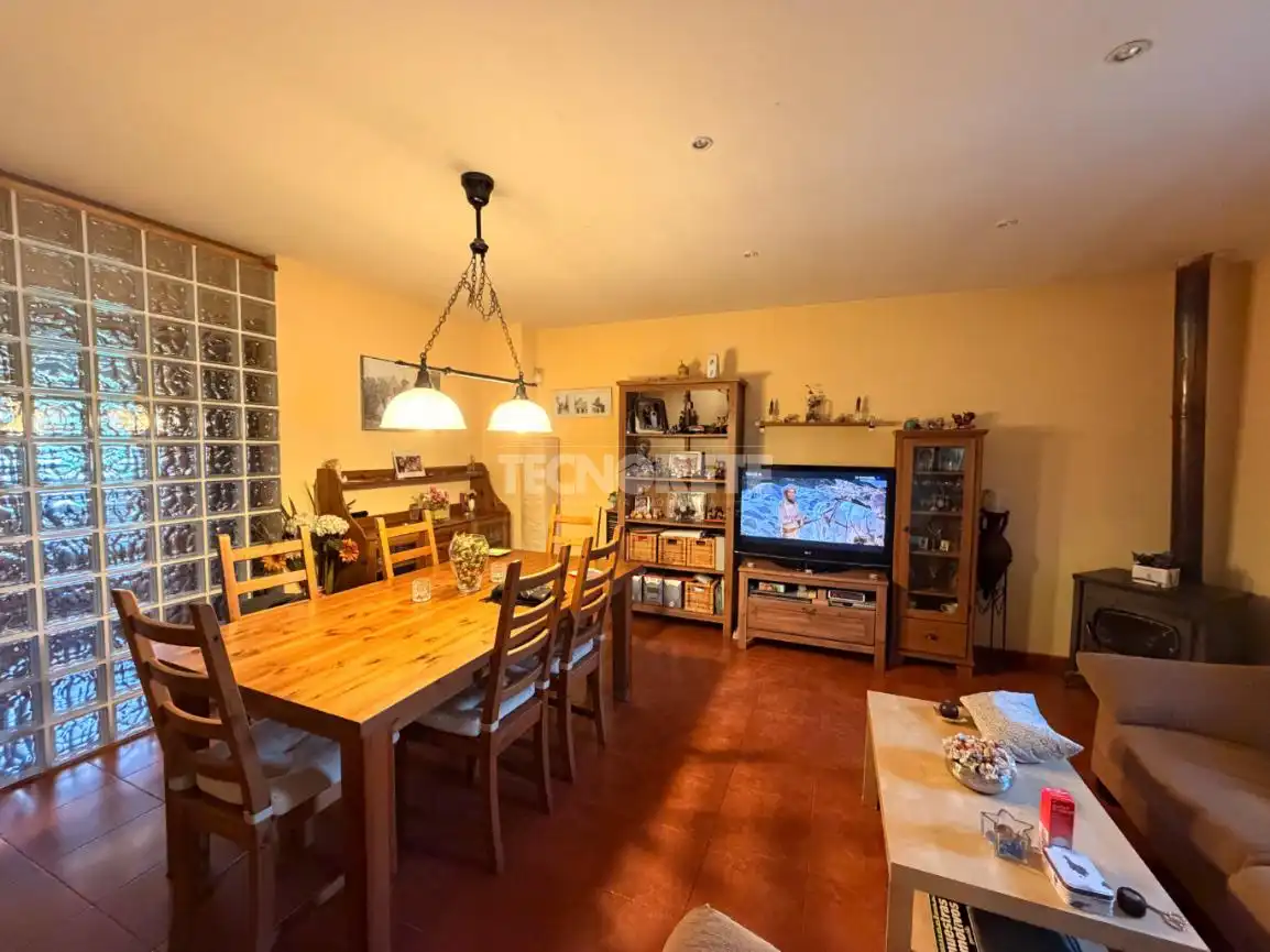 Sala de estar de Casa adosada en venta en Aldeanueva de Barbarroya con Aire acondicionado, Terraza y Amueblado